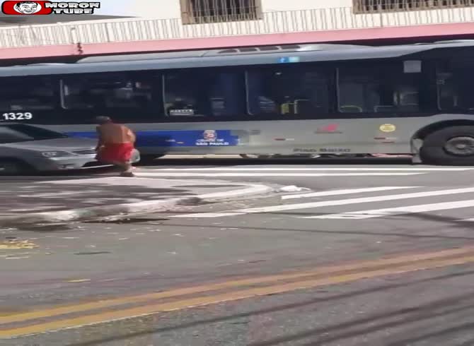 Video :Not including one of the witnesses to the crime, he attempts to rob a woman on the street!